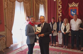 ep alberto undiano mallenco recibe el cuarto panuelo de pamplona de manos del alcalde de pamplona