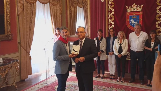 ep alberto undiano mallenco recibe el cuarto panuelo de pamplona de manos del alcalde de pamplona