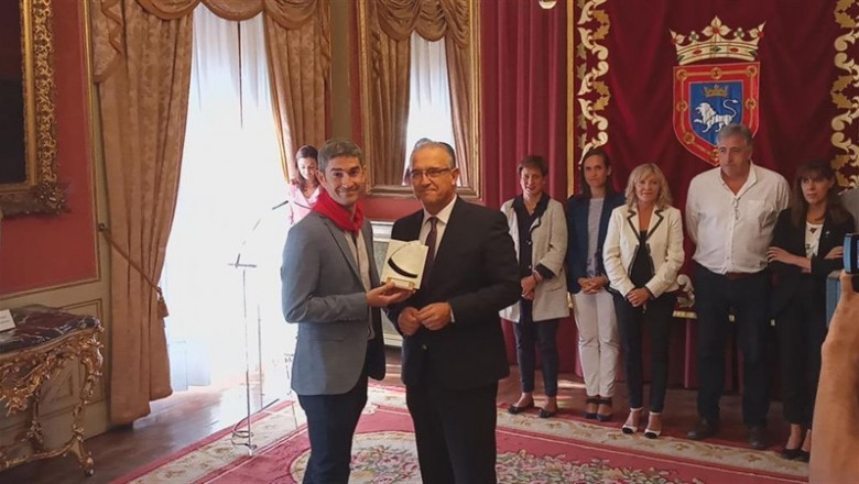 Alberto Undiano Mallenco recibe el cuarto 'Pañuelo de Pamplona' de manos del alcalde de Pamplona, Enrique Maya | EUROPA PRESS ep alberto undiano mallenco recibe el cuarto panuelo de pamplona de manos del alcalde de pamplona
