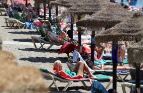 ep archivo   banistas y turistas disfrutan de un dia en la playa de la malagueta a 05 de agosto 2021