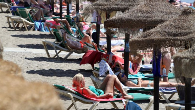 ep archivo   banistas y turistas disfrutan de un dia en la playa de la malagueta a 05 de agosto 2021