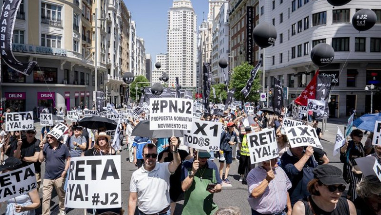 Archivo - Decenas de personas durante una manifestación convocada por Movimiento #J2. | A. Pérez Meca - Europa Press - Archivo ep archivo decenas de personas durante una manifestacion convocada por movimiento j2