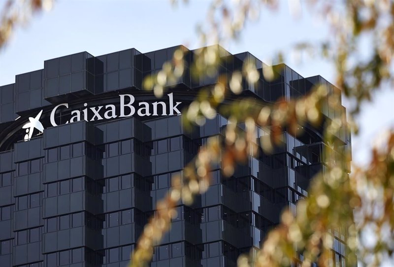 CaixaBank gana 2.359 millones de euros en 2021 sin los extraordinarios de Bankia