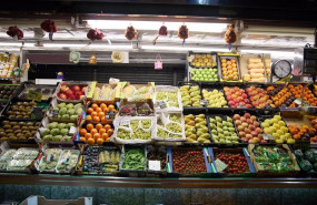 ep archivo   expositor de una fruteria en un mercado