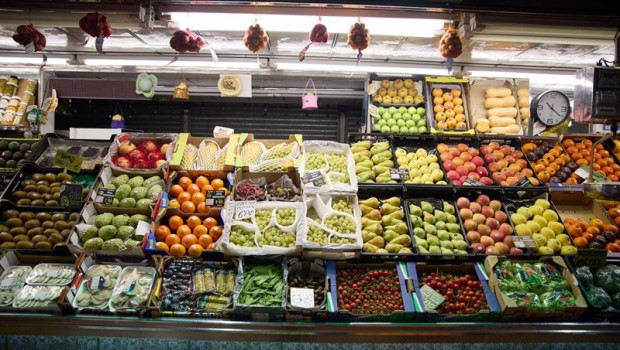 ep archivo   expositor de una fruteria en un mercado