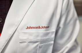 ep archivo   logo de johnson johnson en una bata de laboratorio