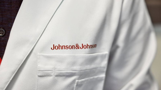 ep archivo   logo de johnson johnson en una bata de laboratorio
