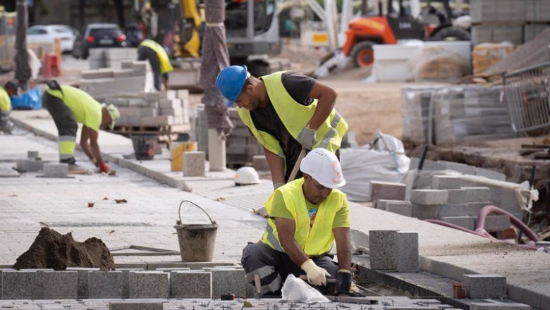 ep archivo operarios trabajando en unas obras ep archivo operarios trabajando en unas obras