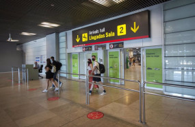ep archivo   pasajeros llegando al aeropuerto adolfo suarez madrid barajas