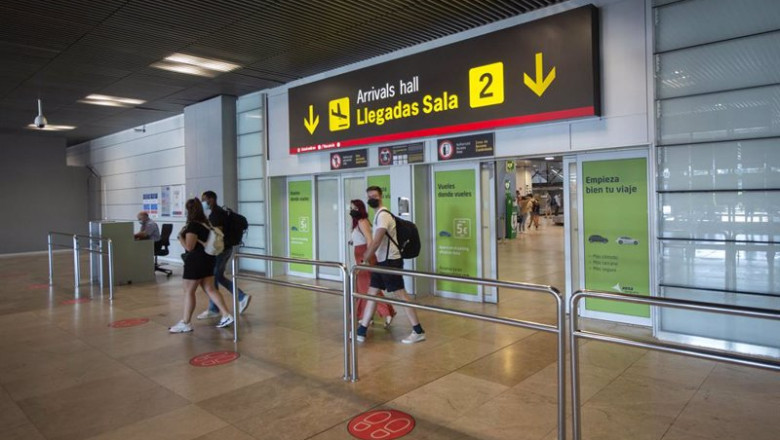 ep archivo   pasajeros llegando al aeropuerto adolfo suarez madrid barajas