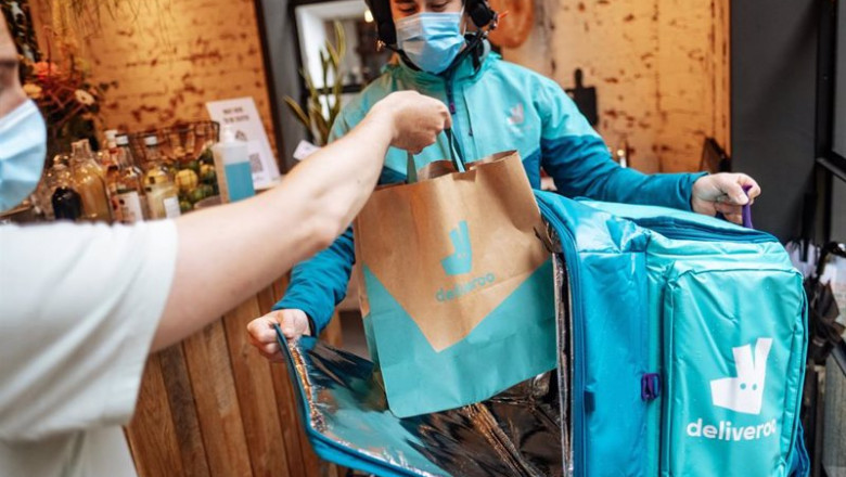 Archivo - Repartidor de Deliveroo recogiendo pedido en restaurante | Europa Press - Archivo ep archivo - repartidor de deliveroo recogiendo pedido en restaurante