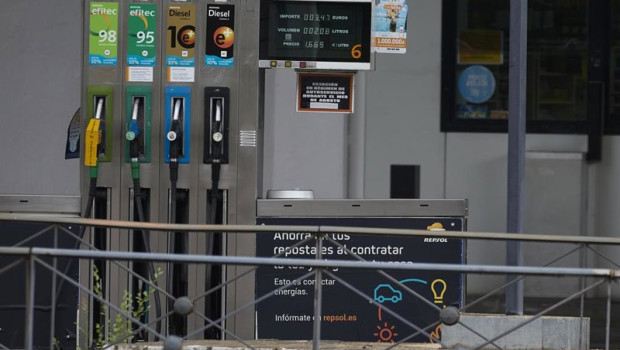 ep archivo   surtidores en una gasolinera 20251218110204