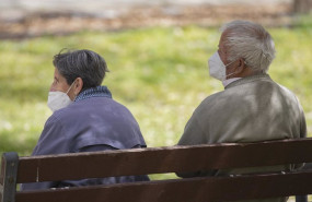 ep archivo   un hombre y una mujer mayores sentados en un banco