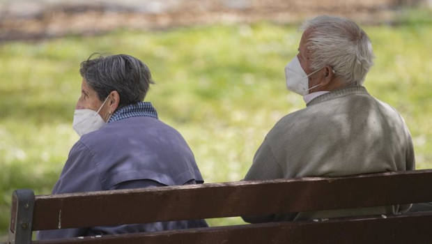 ep archivo   un hombre y una mujer mayores sentados en un banco