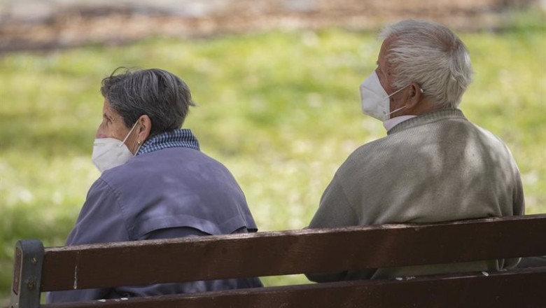 Archivo - Un hombre y una mujer mayores, sentados en un banco | Eduardo Parra - Europa Press - Archivo ep archivo un hombre y una mujer mayores sentados en un banco