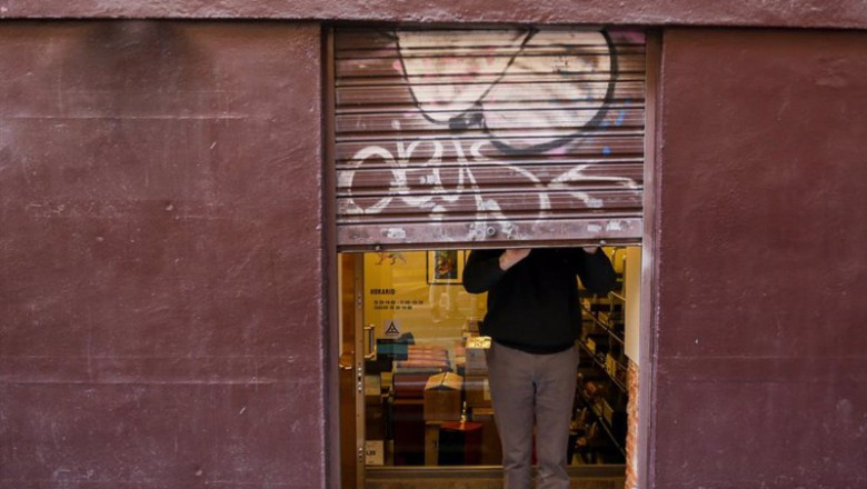 ep archivo un pequeno empresario cerrando su negocio tras su jornada laboral ep archivo un pequeno empresario cerrando su negocio tras su jornada laboral