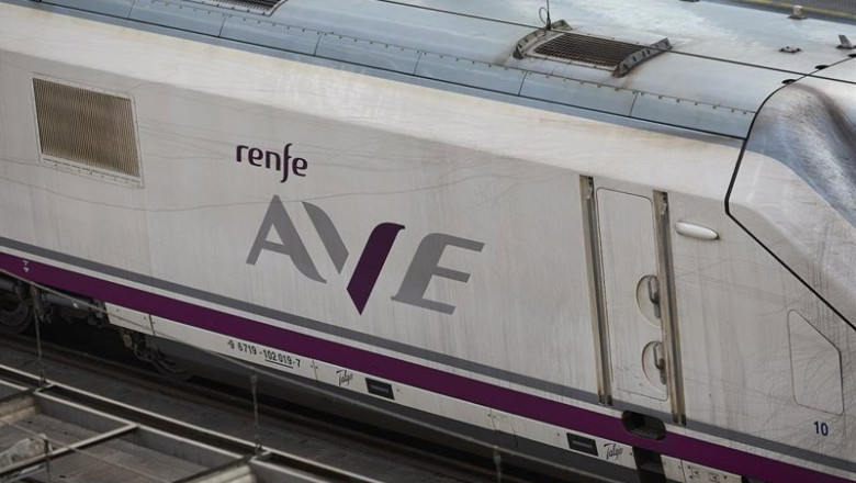 ep archivo   un tren en la estacion de madrid   puerta de atocha   almudena grandes