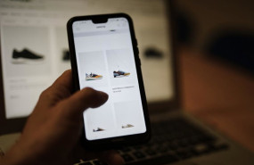 ep archivo   una persona observa en su movil articulos de moda