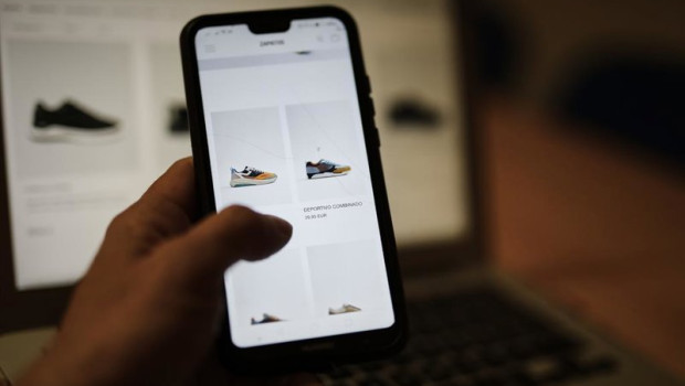ep archivo   una persona observa en su movil articulos de moda