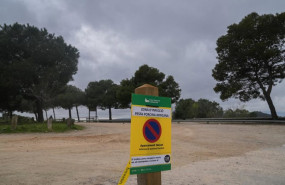 ep archivo   una valla indica la prohibicion del acceso al parque natural de collserola a 12 de