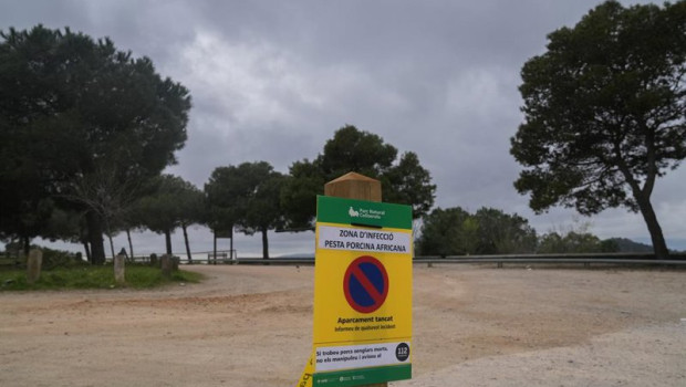 ep archivo   una valla indica la prohibicion del acceso al parque natural de collserola a 12 de
