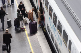 ep archivo   varias personas con maletas en el anden antes de coger un tren de alta velocidad en el