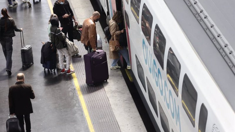 Archivo - Varias personas, con maletas, en el andén antes de coger un tren de alta velocidad, en el día en que arranca la operación salida de Semana Santa 2022, en la estación Madrid - Puerta de Atocha, a 8 de abril de 2022, en Madrid (España). | Eduardo Parra - Europa Press - Archivo ep archivo varias personas con maletas en el anden antes de coger un tren de alta velocidad en el