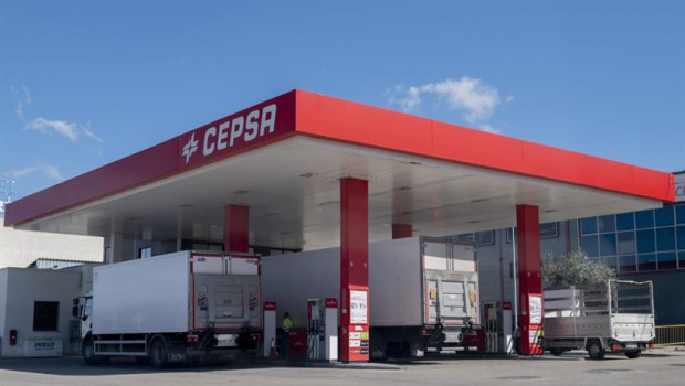 ep archivo   varios camiones repostan en una gasolinera