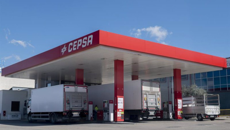 ep archivo   varios camiones repostan en una gasolinera