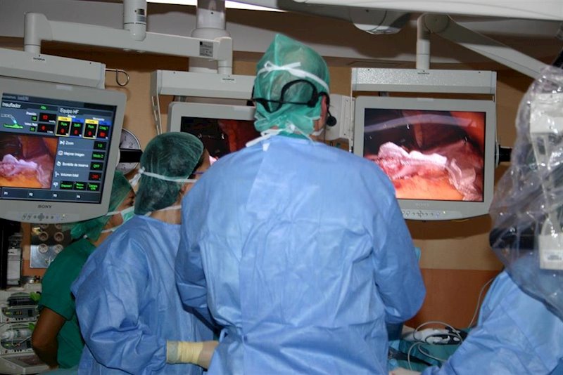 ep cirujanos en una operacion de cirugia bariatrica reduccion de estomago
