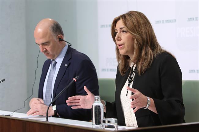 El comisario Pierre Moscovici y Susana Díaz en rueda de prensa en San Telmo | EUROPA PRESS ep comisario pierre moscovicisusana diazruedaprensasan telmo