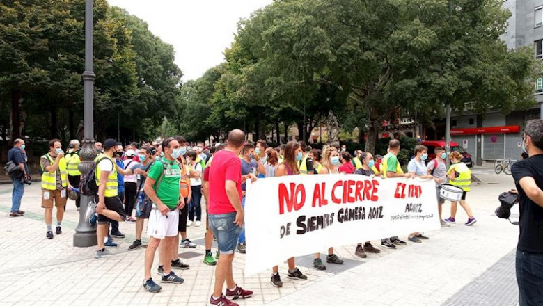 ep concentracion de los trabajadores de siemens gamesa aoiz frente al parlamento foral