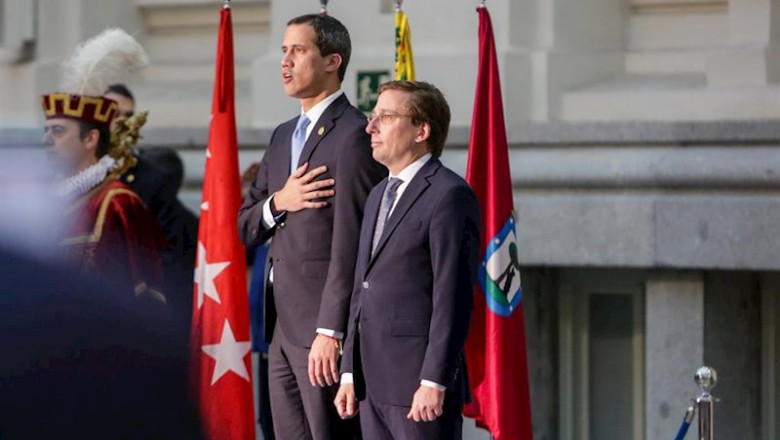 El alcalde de Madrid, José Luis Martínez-Almeida (der) recibe a Juan Guaidó (izq) antes de la ceremonia de la entrega de la Llave de Oro de Madrid, en Madrid a 25 de enero de 2020 | Ricardo Rubio - Europa Press ep el alcalde de madrid jose luis martinez-almeida der recibe a juan guaido izq antes de la