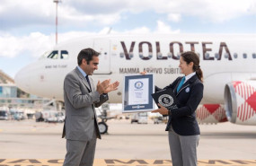 ep el ceo de volotea recibiendo el record guinnes por el felpudo mas grande del mundo