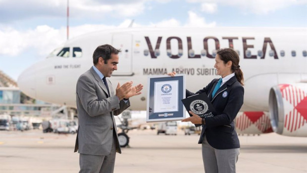 ep el ceo de volotea recibiendo el record guinnes por el felpudo mas grande del mundo