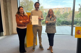 ep el coordinador del area publica de ccoo lucho palazzo posa con el acuerdo para la mejora de las