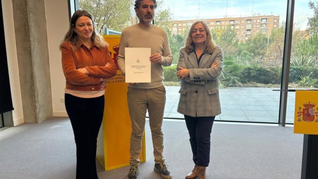 ep el coordinador del area publica de ccoo lucho palazzo posa con el acuerdo para la mejora de las