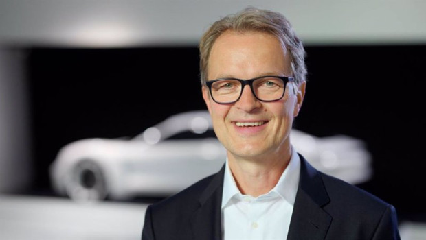 ep el ex presidente y ex consejero delegado de porsche cars en america del norte kjell gruner