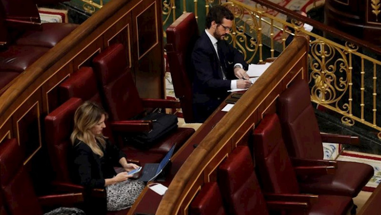 El líder del PP, Pablo Casado, y la portavoz del partido, Cayetana Álvarez de Toledo, asisten al pleno del Congreso este miércoles donde se autorizará otra prórroga del estado de alarma solicitada por el Gobierno. En Madrid, (España), a 6 de mayo de 2020. | Pool ep el lider del pp pablo casado y la portavoz del partido cayetana alvarez de toledo asisten al