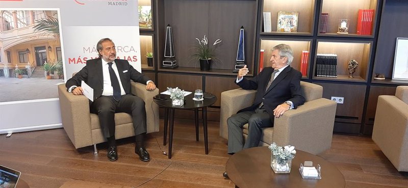 El presidente de la Cámara de Comercio de Madrid, Ángel Asensio, y el consejero delegado de Asisa, Enrique de Porres. | CÁMARA DE COMERCIO ep el presidente de la camara de comercio de madrid angel asensio y el consejero delegado de asisa