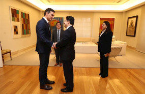 ep el presidente del gobierno en funciones pedro sanchez izquierda recibe al ministro de asuntos