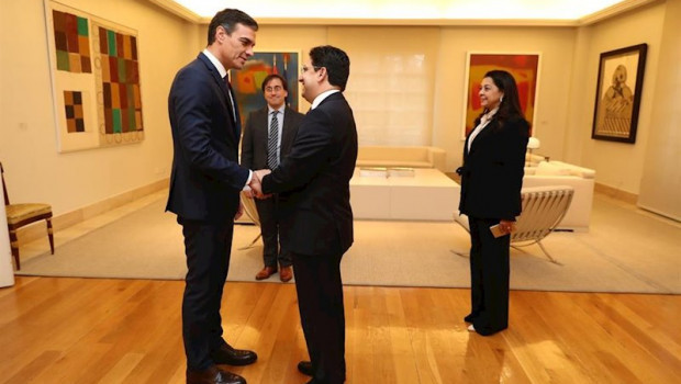 ep el presidente del gobierno en funciones pedro sanchez izquierda recibe al ministro de asuntos