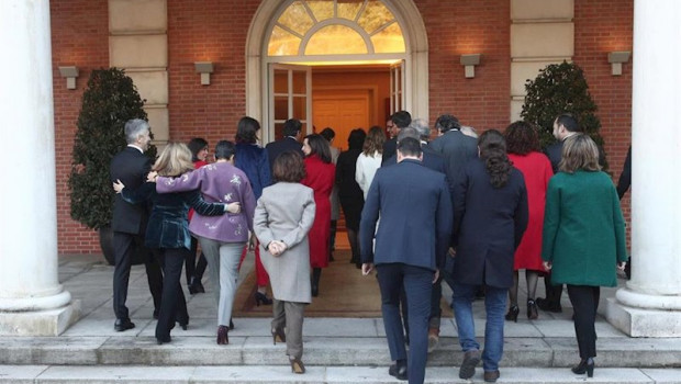 ep el presidente del gobierno los cuatro vicepresidentes y los 18 ministros entran en la moncloa