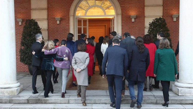 El presidente del Gobierno, los cuatro vicepresidentes y los 18 ministros entran, en La Moncloa tras la foto de familia, en Madrid (España), a 14 de enero de 2020. | Eduardo Parra - Europa Press ep el presidente del gobierno los cuatro vicepresidentes y los 18 ministros entran en la moncloa