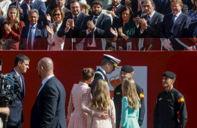 ep el rey felipe vi saluda al paracaidista accidentado durante el desfile militar por el dia de la