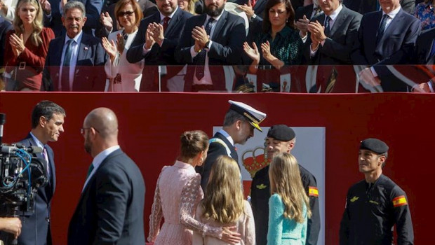 ep el rey felipe vi saluda al paracaidista accidentado durante el desfile militar por el dia de la