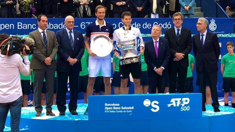 ep el tenista austriaco dominic thiem junto a daniil medvedev tras la final del barcelona open banc ep el tenista austriaco dominic thiem junto a daniil medvedev tras la final del barcelona open banc