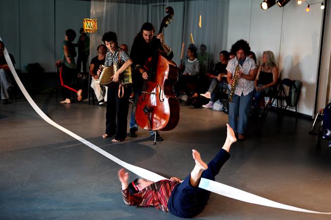Escena de 'Bailar el agua', de Raquel Sánchez y Chefa Alonso | LA CASA ENCENDIDA ep escena de bailaragua de raquel sanchezchefa alonso