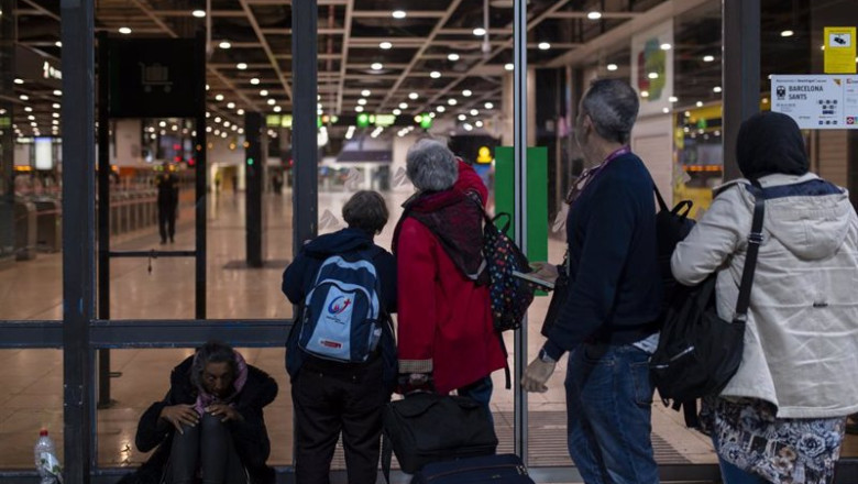 Estación de Sants durante la noche, abierta solo para pasajeros con billetes de Alta Velocidad | LORENA SOPENA / Europa Press ep estacion de sants durante la noche abierta solo para pasajeros con billetes de alta velocidad