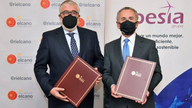 ep jose juan ruiz presidente del real instuto elcano y luis furnells presidente ejecutivo de grupo
